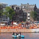 Gezellig druk tijdens de botenparade van de Pride