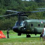 helikopter-chinook-piloot-fietser