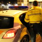 agent bij politieauto