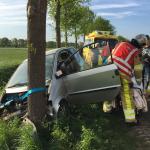 Brommobiel knalt op boom. Bestuurder gewond