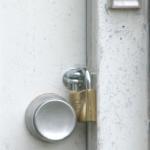 Foto van hangslot op voordeur woning | Archief EHF
