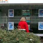 Vrouw bekijkt woningen in etalage