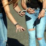 Meisjes met mobiletelefoon