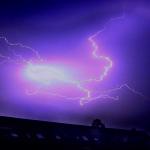 onweer-bliksem-dak-woning
