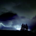 onweer-bliksem-dak-woning