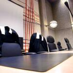 rechtbank-toga-rechter-microfoon