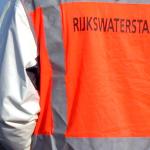 Weginspecteur springt weg om aanrijding te voorkomen