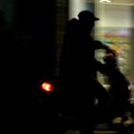 scooter-avond-donker-winkel