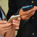 smartphone-man-vrouw-pushbericht-nieuws