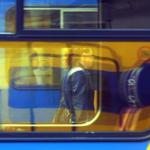 Pool met helm op in trein spuit pepperspray in gezicht passagiers