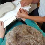 Foto van ouderen zorg manicure | Archief EHF