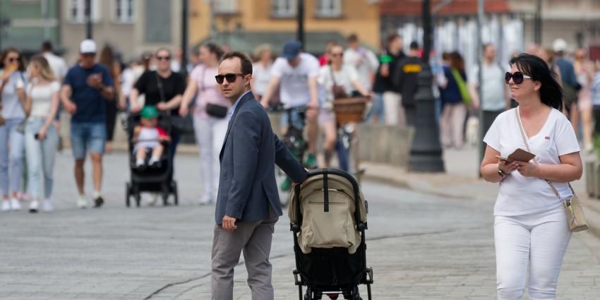 gezin in winkelstraat