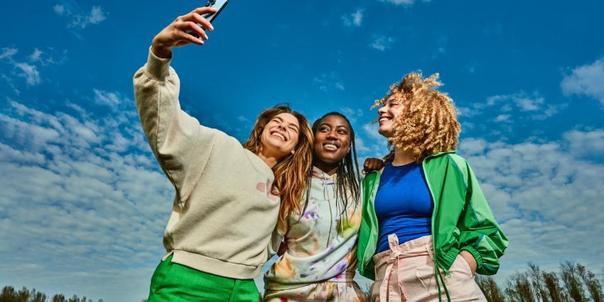 Jonge vrouwen nemen selfie