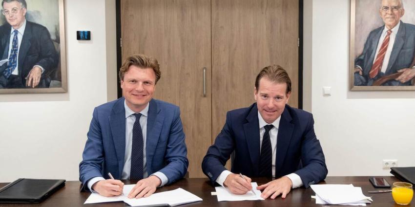 Defensieminister Ruben Brekelmans en CEO VDL Willem van der Leegte bij de ondertekening.