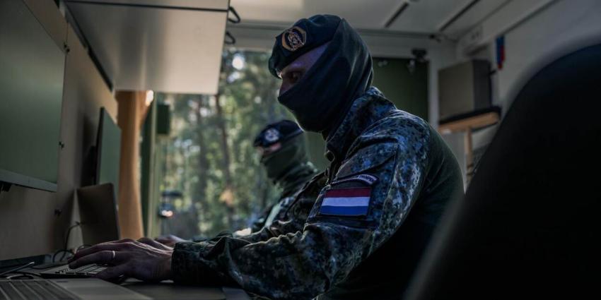 Militairen achter computer