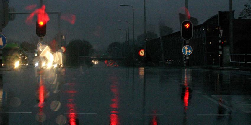 regen-verkeerslicht-donker-herfst