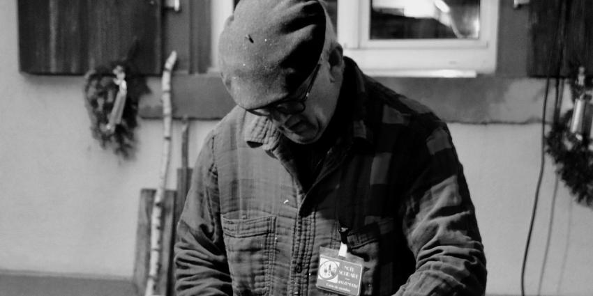 Oude man aan het werk