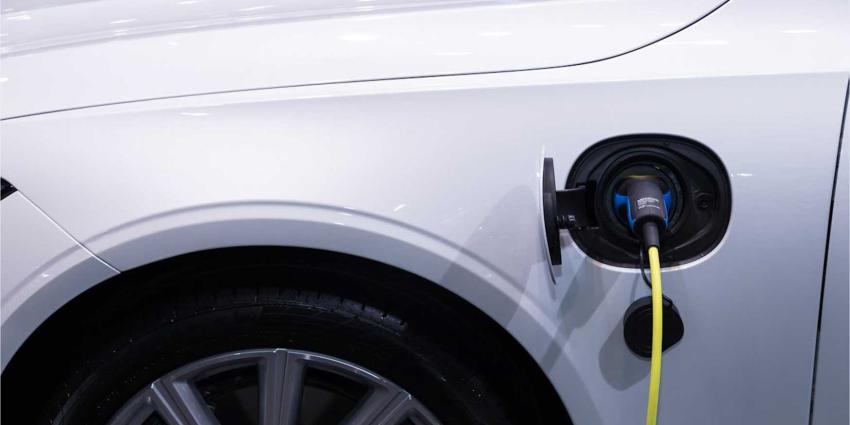 stekker-opladen-auto-elektrisch