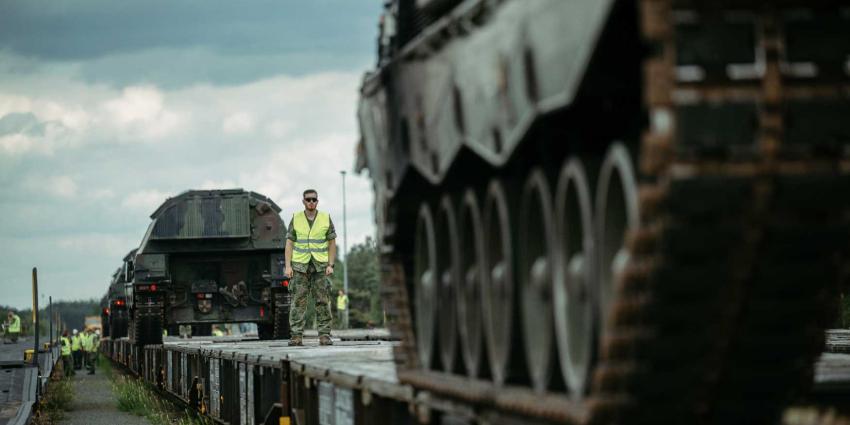 rupsvoertuig-spoor-verplaatsing-oefening-Defensie
