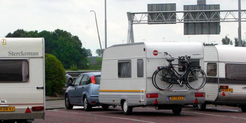 caravans-rustplaats-snelweg-vakantie-fietsen