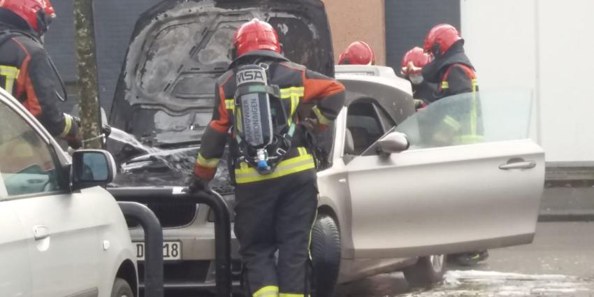 Brandweer bij uitgebrande auto