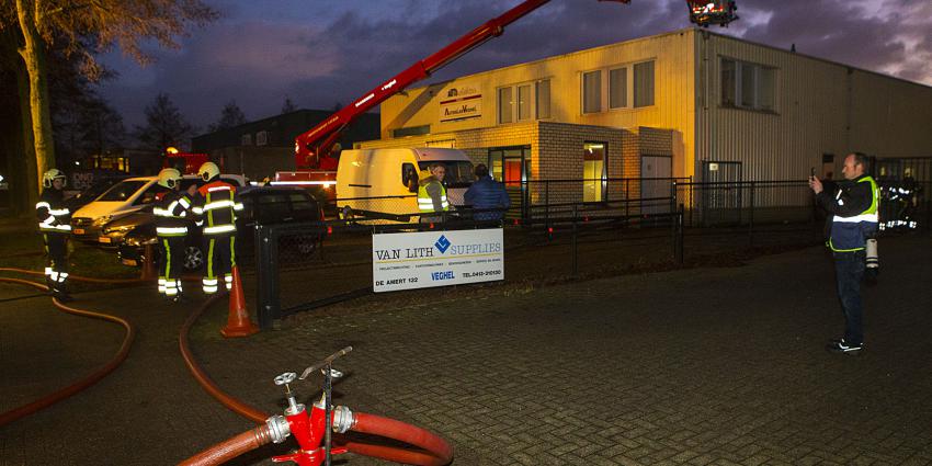 Filter in afzuiginstallatie vat vlam bij autobedrijf in Veghel