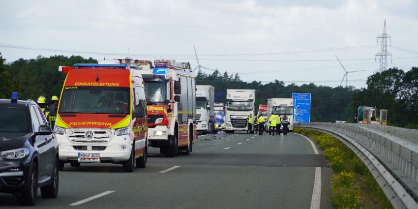 Duitse hulpdiensten langs snelweg