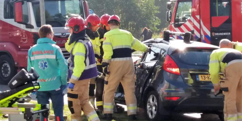 brandweer bevrijdt slachtoffer uit auto