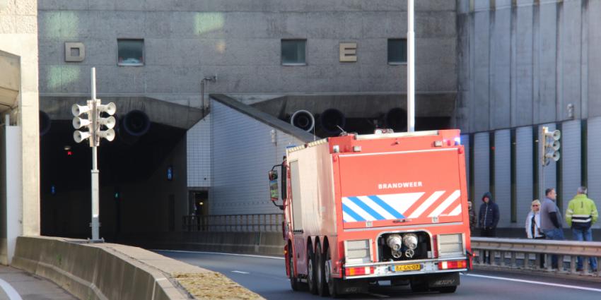 Brandweerwagen die Beneluxtunnel in rijdt