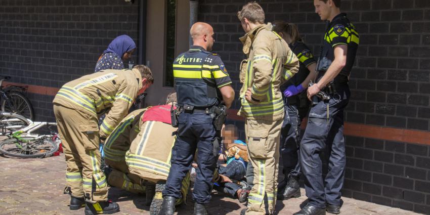 Jongetje bekneld met voet tussen trapper