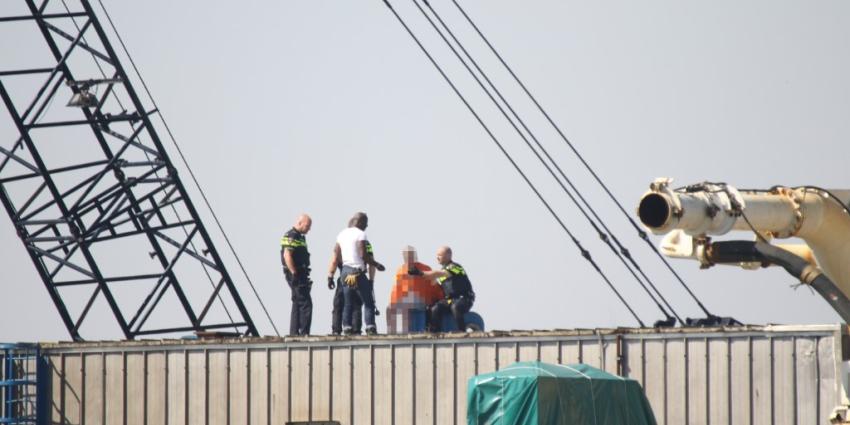 Verwarde man van dak bedrijf gehaald