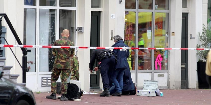 Handgranaat aan deur winkel