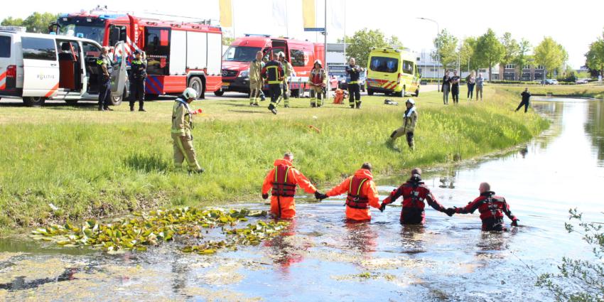 duikers in het water