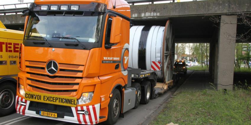 Dieplader rijdt zich vast onder viaduct