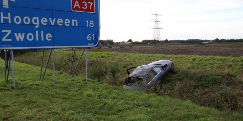 Auto in greppel langs A37