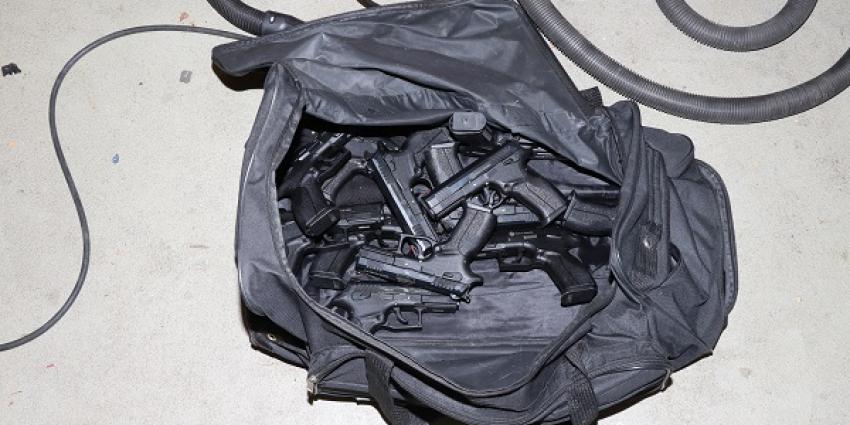 Man aangehouden vanwege invoer van 12 vuurwapens