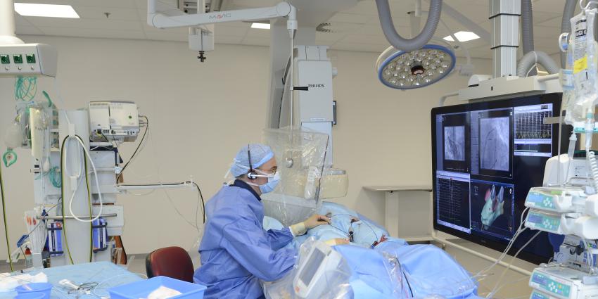 Cardioloog dr. Pepijn van der Voort op een hartcathetherisatiekamer in het Catharina Ziekenhuis