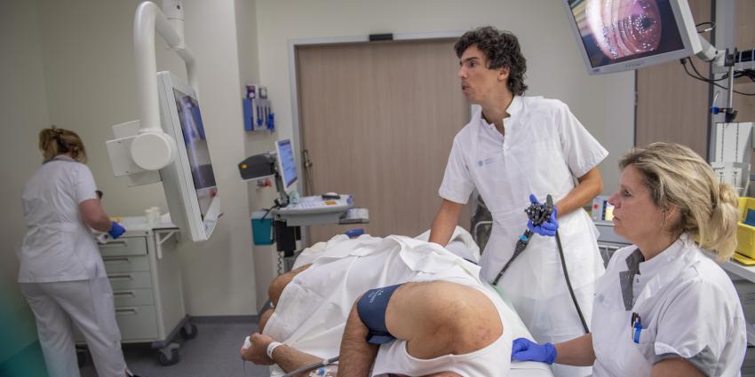 MDL-arts Ramon-Michel Schreuder tijdens endoscopie Catharina Ziekenhuis