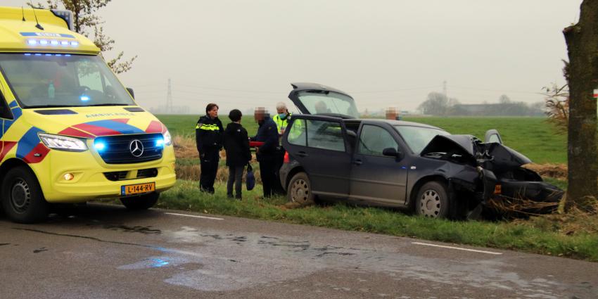 ambulancepersoneel ontfermt zich over slachtoffer