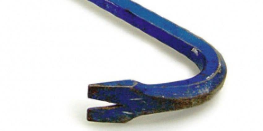 Verdachte inbraak slaat agent met koevoet 