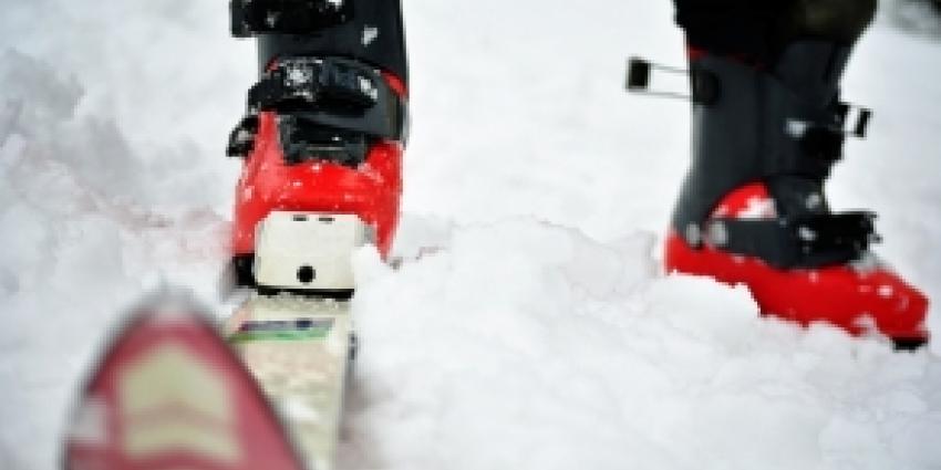 Foto van skies in de sneeuw | Archief FBF.nl