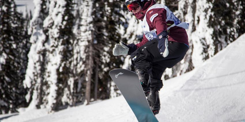 Snowboarder Vos aan de start bij het WK Snowboarden