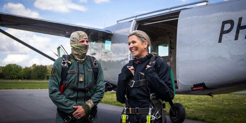 Koningin Máxima maakt parachutesprong met commando