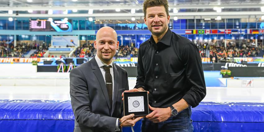 Kramer kreeg de zilveren penning overhandigd door Bert van Ravenswaaij, 