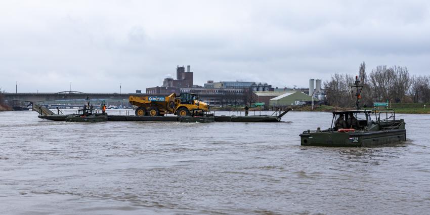 Door militairen snel opgezette veerverbinding om zwaar materieel voor nooddam te vervoeren.