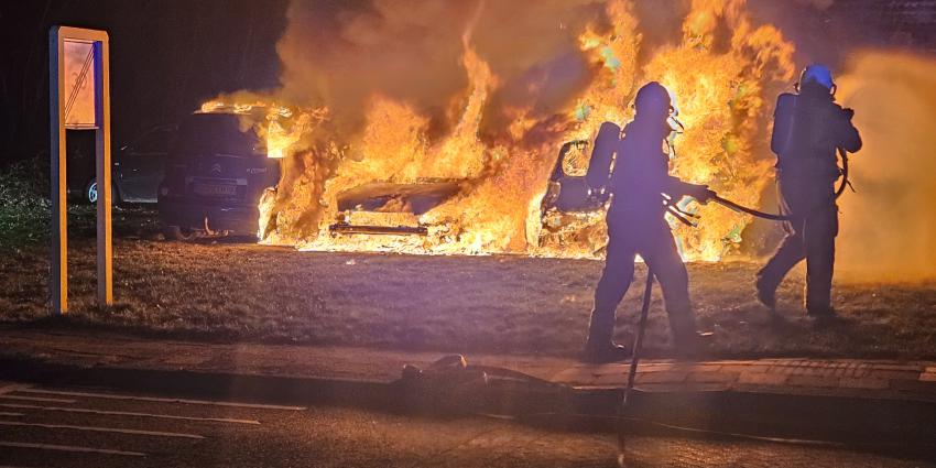 Drie auto's volledig in brand