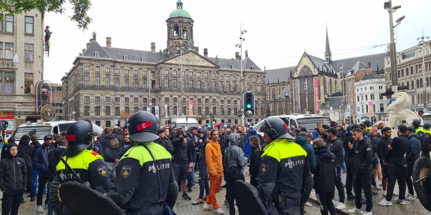 Voetbalsupporters op de Dam