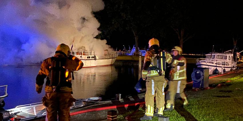 Brandweer blust brand op boot