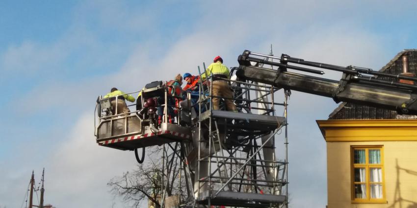 bouwvakker bekneld onder steiger