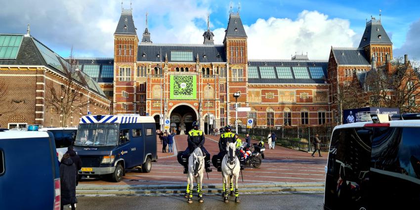 Mobiele eenheid op Museumplein 